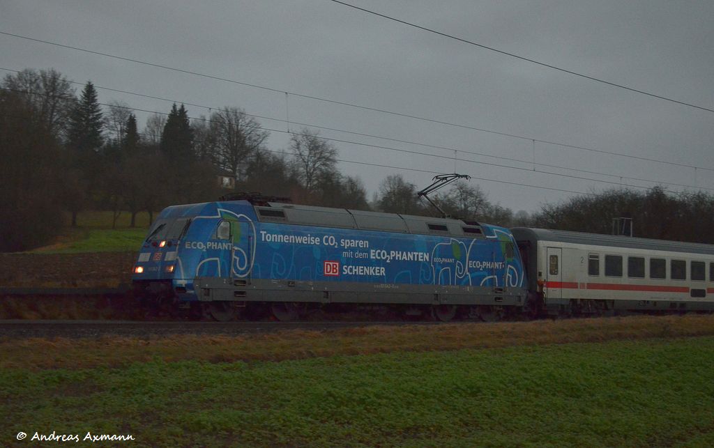 101 042 zieht ihren EC 114 von Klagenfurt durch Ebersbach ber Stuttgart nach Dortmund. (10,12,2011)