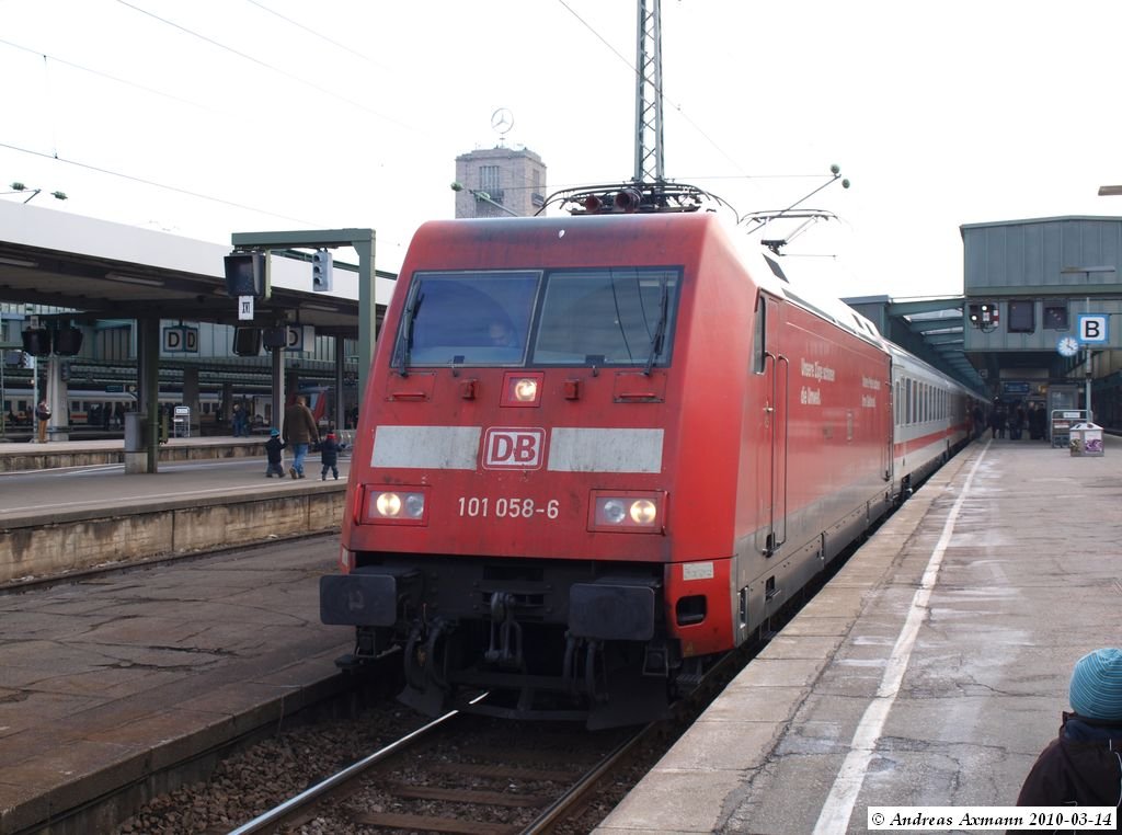 101 058-6 steht abfartbereit mit IC2292 von Stuttgart Hbf nach Frankfurt(Main)Hbf. (14,03,2010)