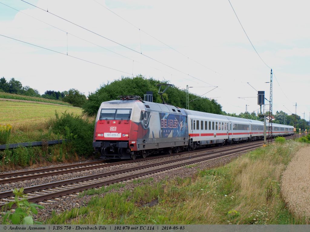 101 070-1 [Adler Mannheim] zieht ihren EC 114 von Klagenfurt/Mnchen in Richtung Stuttgart bei Ebersbach an mir vorbei. (03,08,2010)