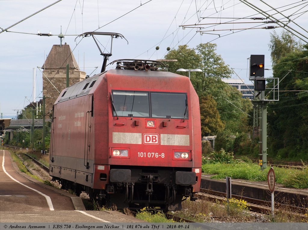 101 076-8 mu in Esslingen am Neckar bei seiner fahrt nach Stuttgart auf Gleis 6 ausweichen, um EC 114 vorbei zulassen. (14,09,2010)