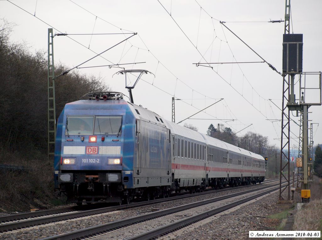 101 102-2 ist mit IC 1218 von Bludenz nach Stuttgart Hbf [Frankfurt(M) Hbf] bei Reichenbach(Fils) unterwegs. (03,04,2010)
