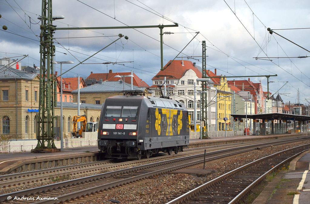 101 141 (Bahn-Azubis) fhrt als Lz durch Esslingen am Neckar nach Stuttgart, zufor hat sie den IC 119 nach Ulm gezogen. (12,12,2011)