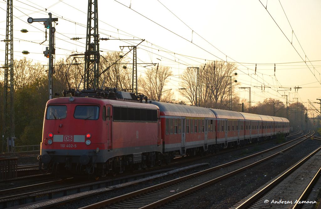 110 402 schiebt seinen Zug aus der Abstellanlage in Dsseldorf zum Hbf Dsseldorf an der Hs Dsseldorf-Oberbilk vorbei. (11,11,2011)