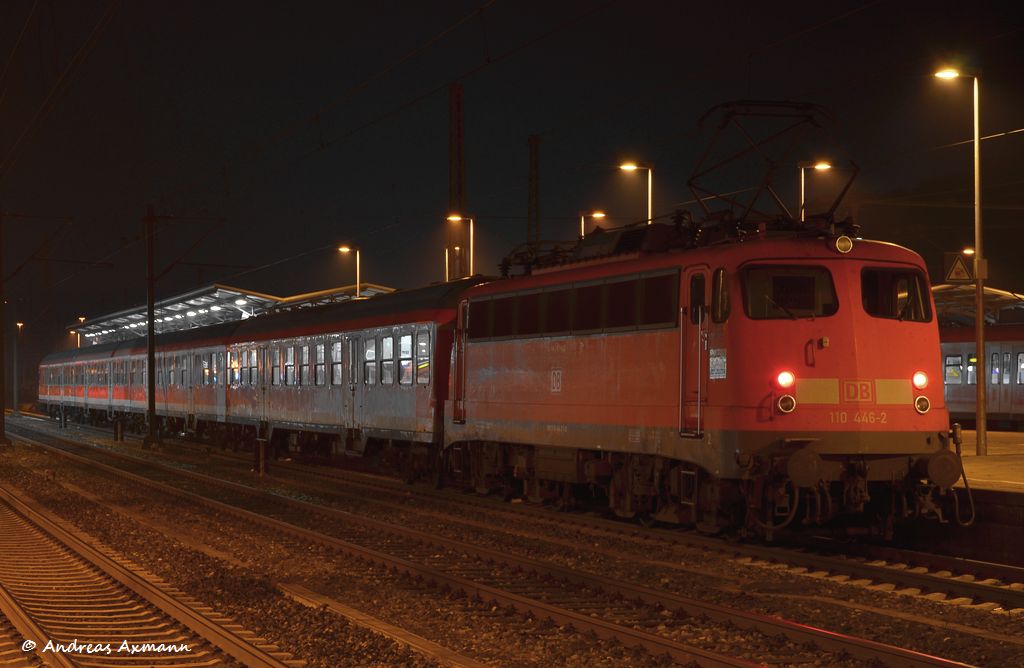 110 446 steht in Plochingen ab-fahrbereit um 6:42 Uhr mit RB 22075 nach Tbingen. (29,11,2011)