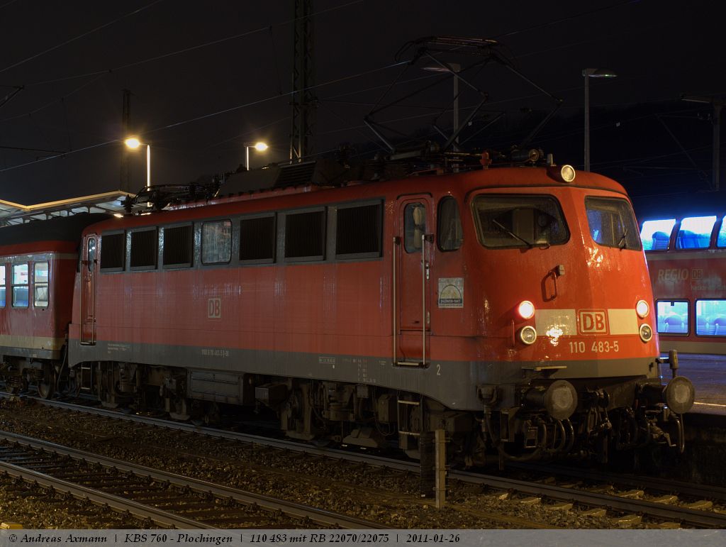 110 483 mit RB 22070/22075 steht in Plochingen ab-fahrbereit nach Tbingen. (26,01,2011)