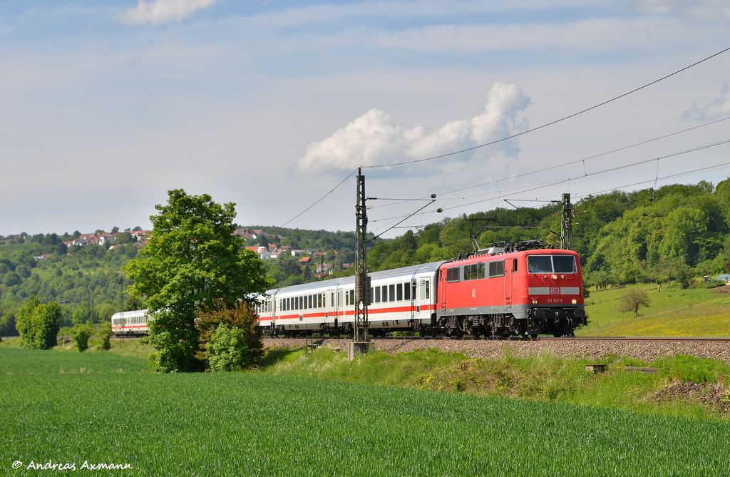111 147 mit IC 2013 von Stuttgart Hbf nach Ulm Hbf bei Uhingen. (20,05,2012)