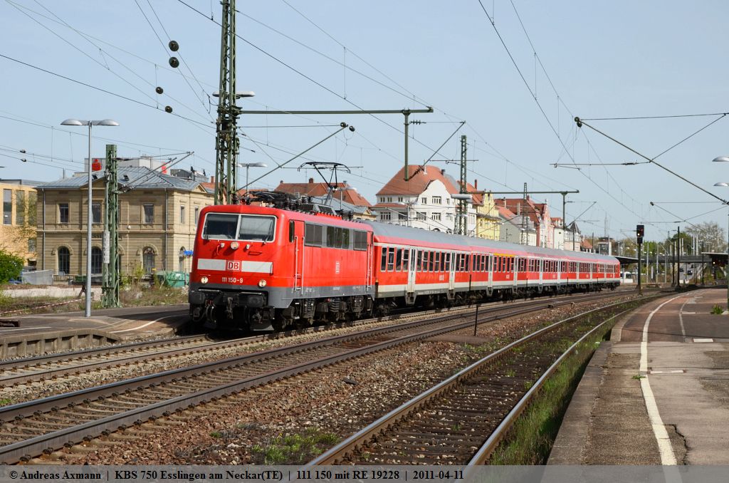111 150 mit n-Wagen als Ersatz- RB 19228 von Ulm nach Stuttgart mit +10 min durch Esslingen am Neckar. (11,04,2011)