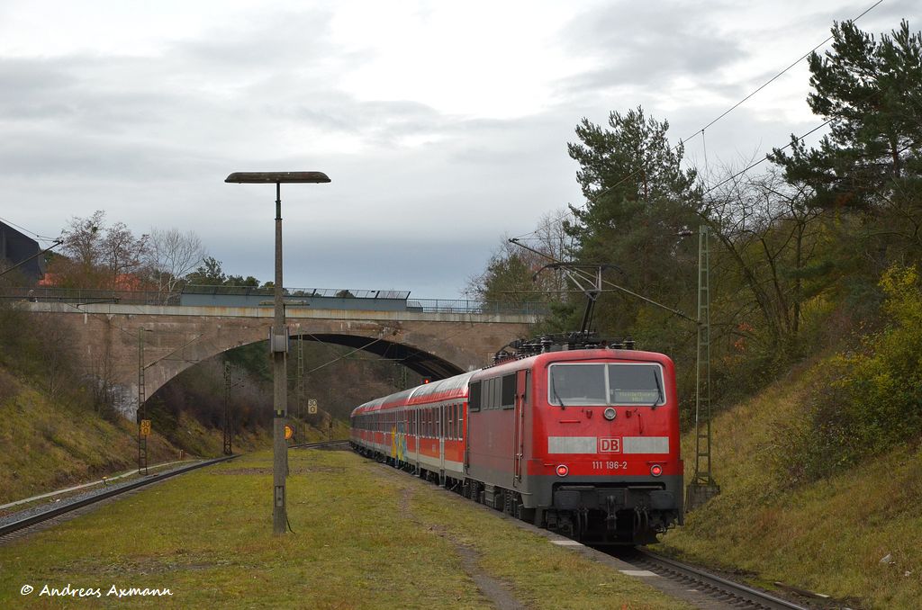 111 196 mit RB 15351 von Frankfuhrt(Main) ber Darmstadt nach Heidelberg, hier bei Darmstadt-Sd. (13,12,2011)