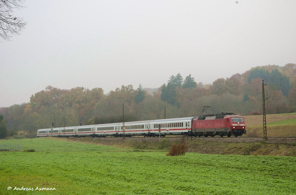 120 113 zieht ihren als Ersatzzug fr den ausgefallenen ICE 1091 nach Mnchen durch Ebersbach/Fils und kommt pnktlich wieder als Ersatzzug fr ICE 1090 als IC 2280 durch Esslingen am Neckar (Sichtung) wieder zurck. (09,11,2011)