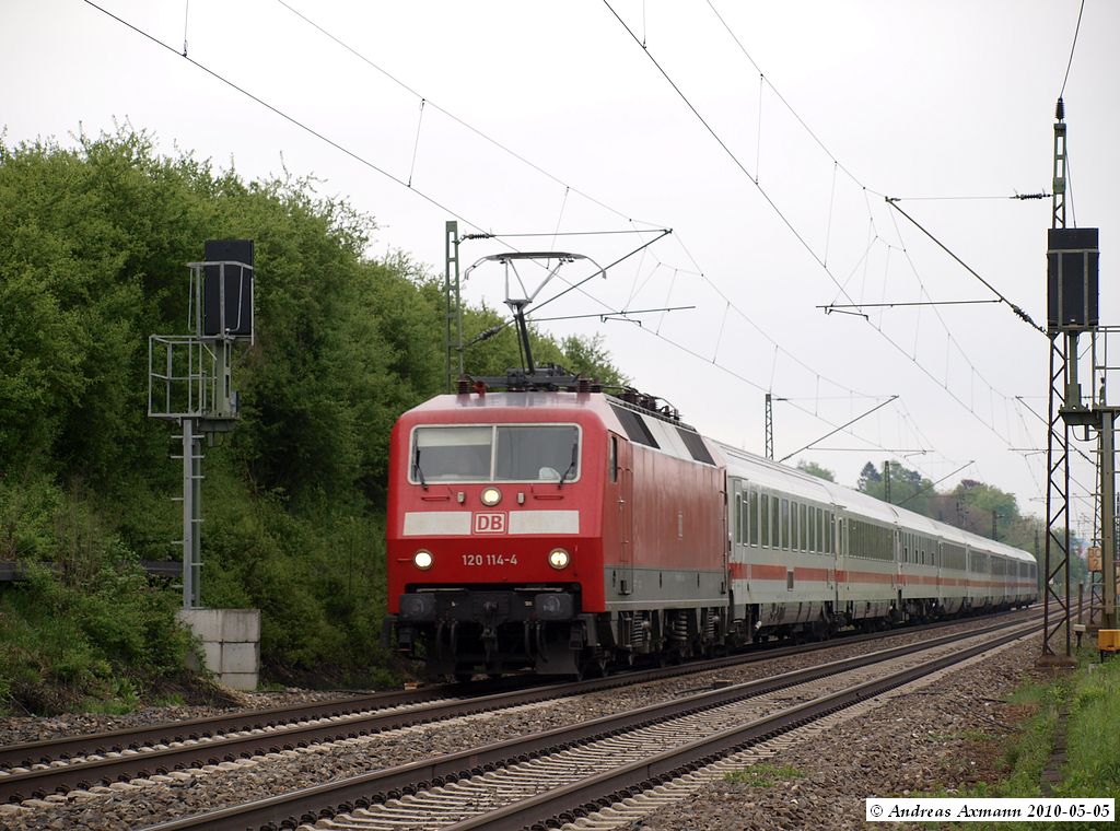 120 114-4 mit IC 2264 aus Mnchen auf dem Weg nach Karlsruhe bei Ebersbach/Fils. (05,05,2010)