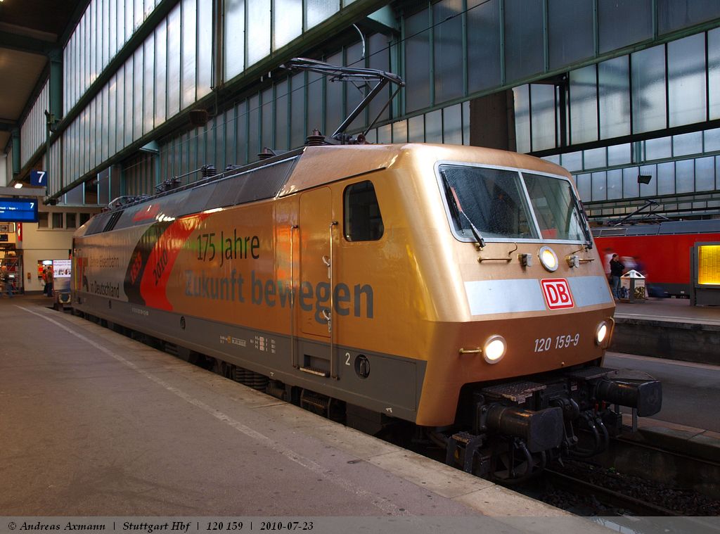 120 159-9 (Bild von der anderen Seite) brachte den IC 285 zum Aufstellen in den Stuttgarter Hbf dort bernahm dann 101 138-6 ihn und bringt ihn nach Zrich. (23,07,2010)