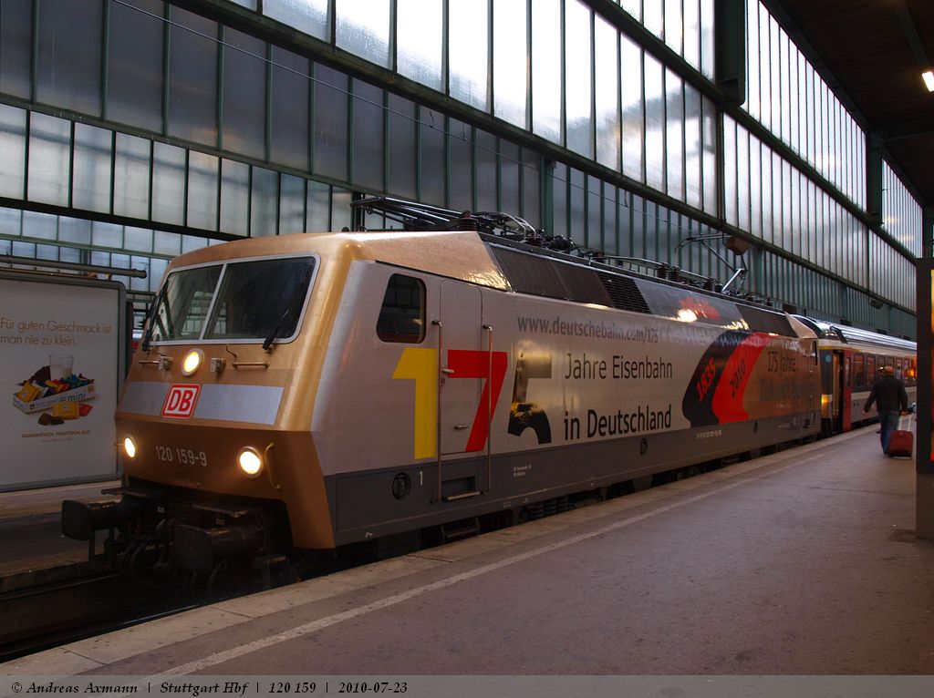 120 159-9 brachte den IC 285 zum Aufstellen in den Stuttgarter Hbf dort bernahm dann 101 138-6 ihn und bringt ihn nach Zrich. (23,07,2010)