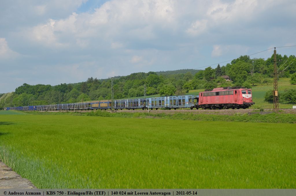 140 024 mit DB-Latz zieht Leere Autotransportwagen in Richtung Mnchen durch Ebersbach/Fils. (14,05,2011)