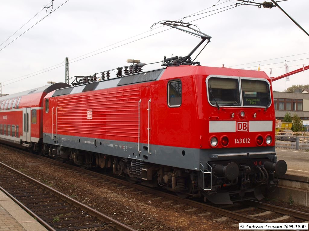 143 012 als RE 22019 nach Tbingen mit Halt in Wendlingen am Neckar. (02.10.2009)