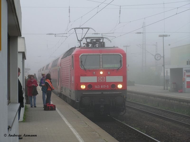 143 817-5 mit RE22012 aus Tbingen nach Stuttgart Hbf macht seinen halt in Wendlingen/Neckar (01.05.2009)