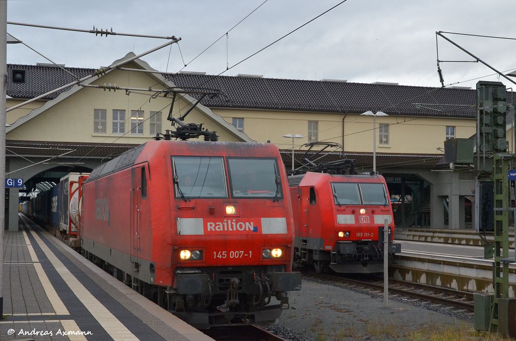 145 007 mit Container berhohlt im Hbf Darmstadt auf Gleis 9 seinen Kolegen mit 185 111 auf Gleis 8. (13,12,2011)