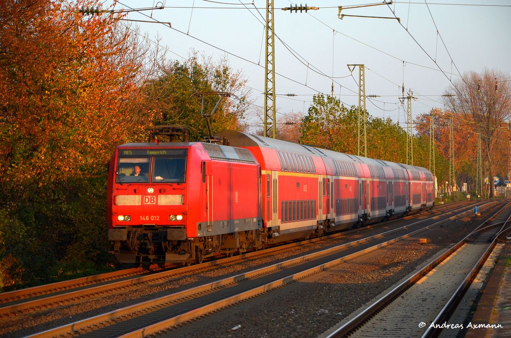 146 012 mit ihrem RE 5 durch Dsseldorf-Oberbilk in Richtung Emmerich, nchster Halt ist Dsseldorf Hbf. (11,11,2011)