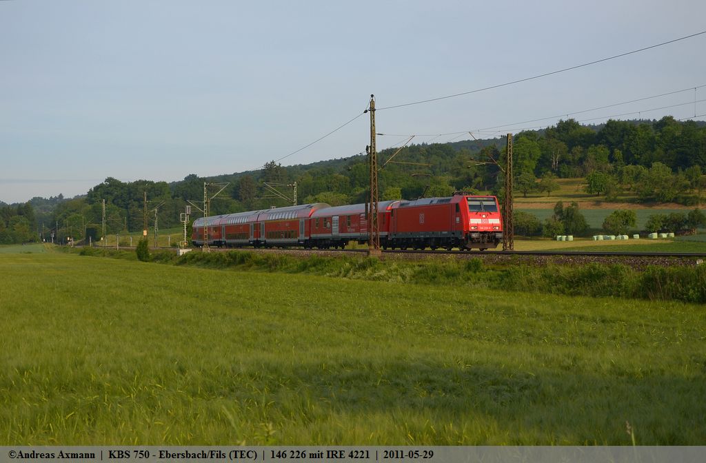 146 226 mit IRE 4221 fhrt in den Sommermonaten einen zustzlichen RadExpresswagen mit, hier erreicht er gleich Ebersbach/Fils. (29,05,2011)