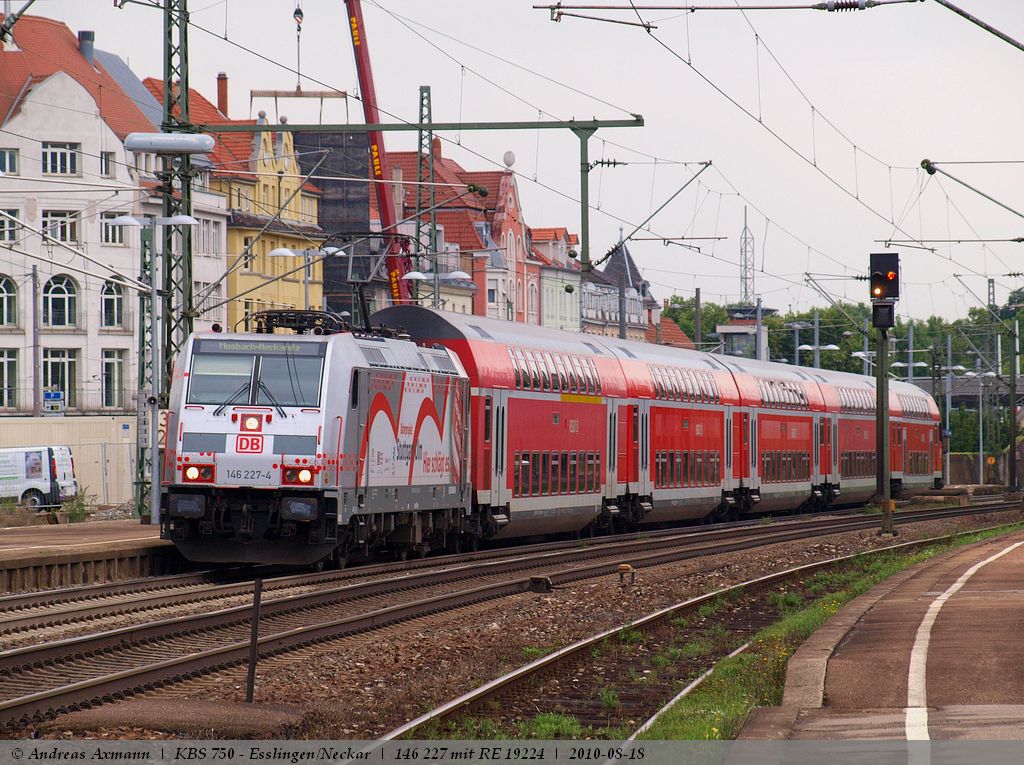 146 227-4 hlt als RE 19224 in Esslingen/Neckar auf dem Weg von Ulm  nach Stuttgart. (18,08,2010)
