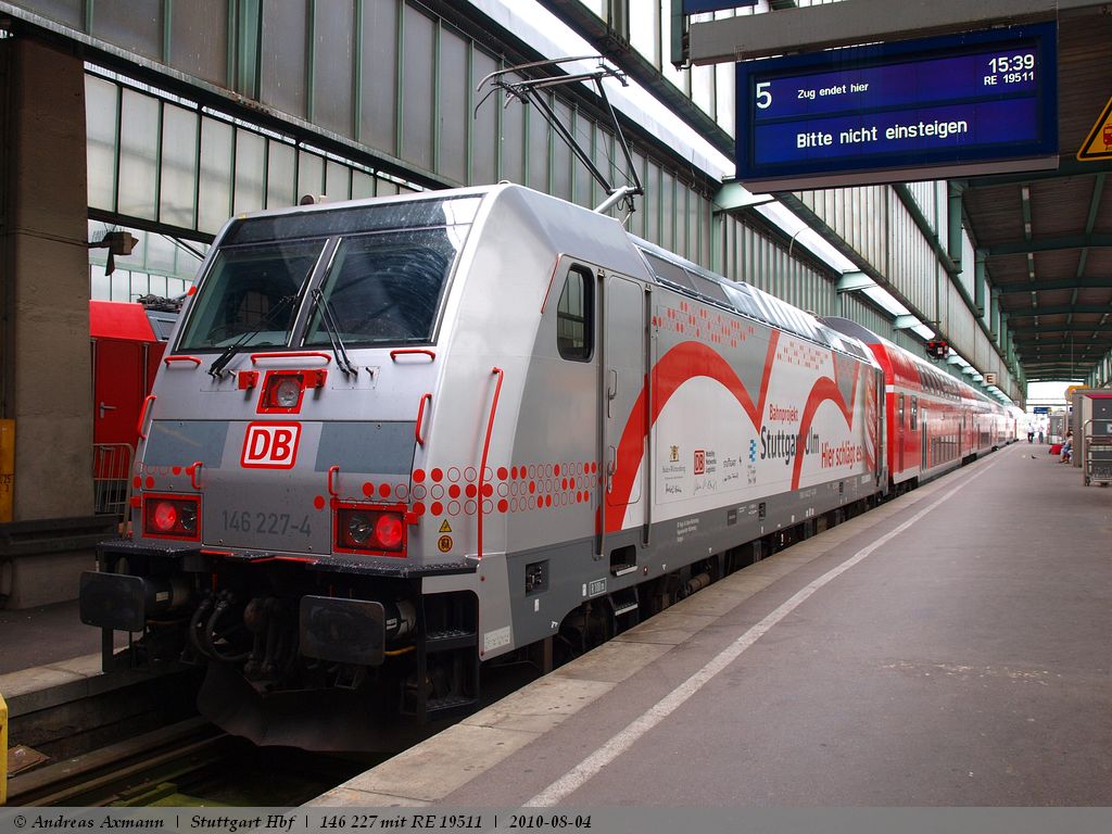 146 227-4 ist mit ihrem RE 19511 aus Heidelberg eingefahren und wird abgestellt. (04,08,2010)