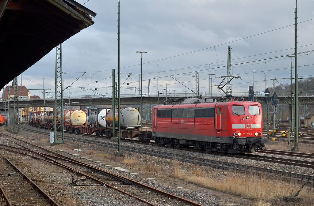 151 012 mit Container durch den Bf Plochingen in Richtung Stuttgart/Kornwestheim. (25,02,2012)