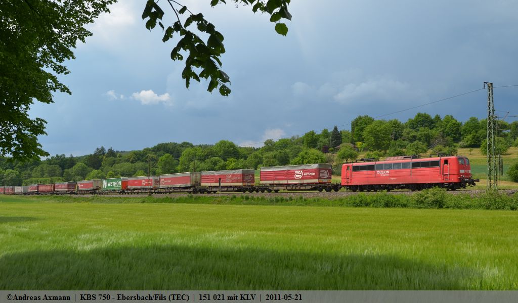 151 021 mit einem KLV in Richtung Mnchen durch Ebersbach/Fils. (21,05,2011)
