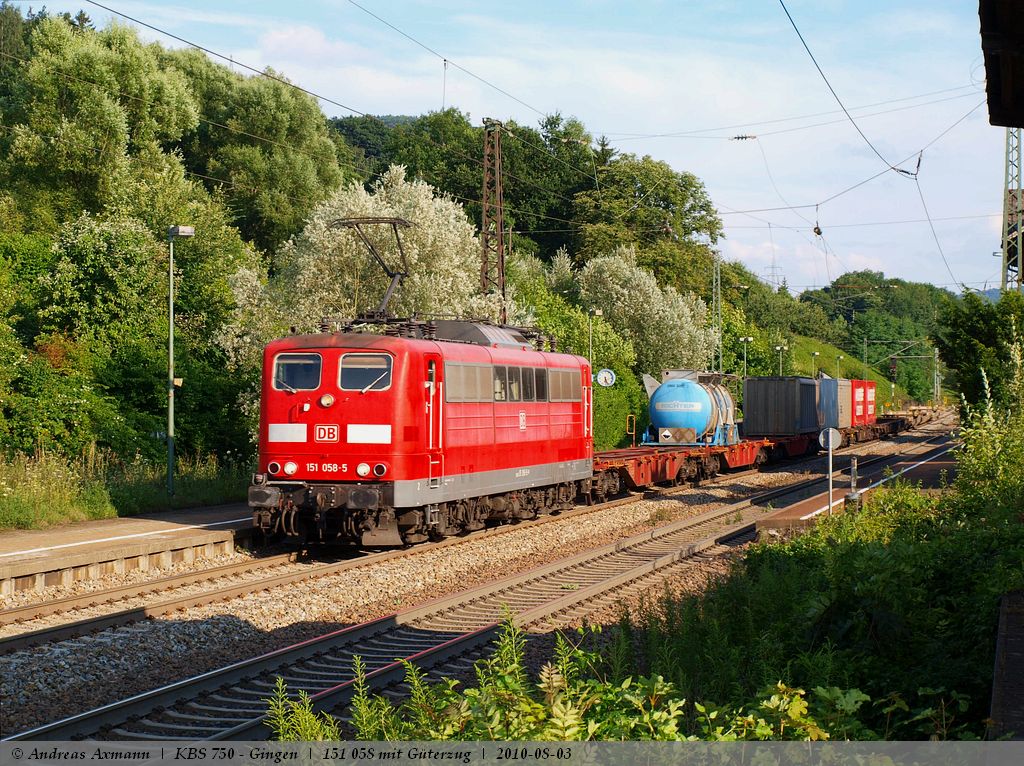 151 058-5 mit einem Gemischten Gterzug durch Gingen in Richtung Stuttgart. (03,08,2010)