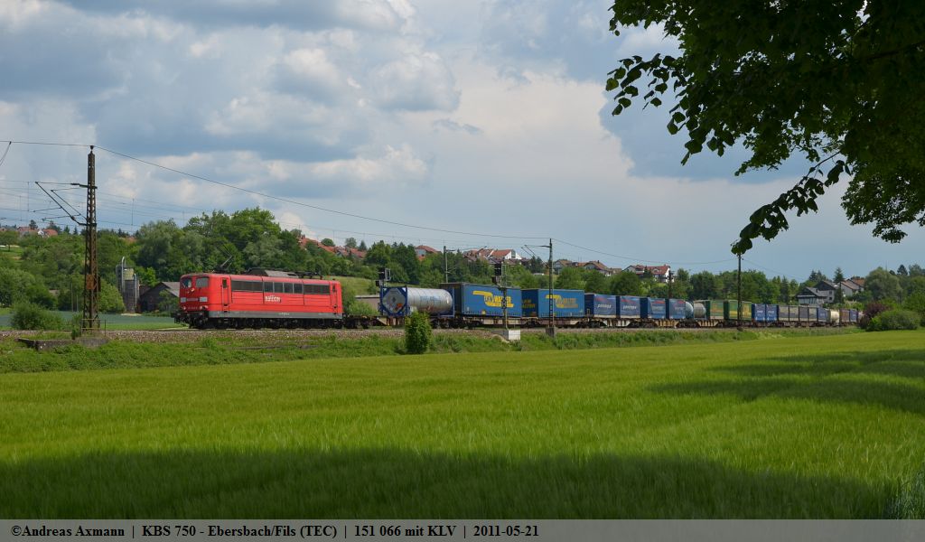 151 066 mit einem KLV in Richtung Stuttgart/Kornwestheim durch Ebersbach/Fils. (21,05,2011)