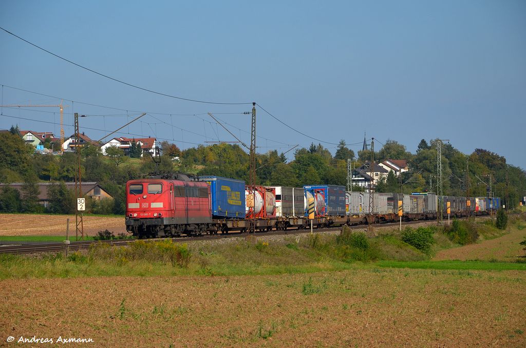 151 081 mit Container/Sattelauflieger in Richtung Stuttgart/Kornwestheim durch Ebersbach/Fils. (27,09,2011)