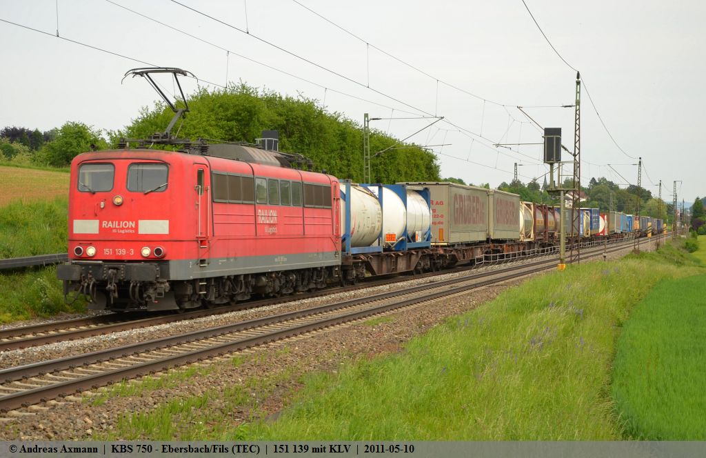 151 139 zieht einen KLV-Zug in Richtung Stuttgart/Kornwestheim durch Ebersbach/Fils. (10,05,2011)