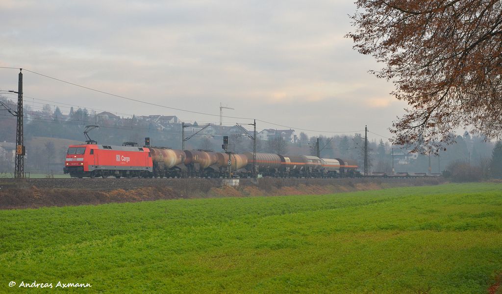152 017 mit einem Gterzug durch Ebersbach/Fils in Richtung Stuttgart/Kornwestheim. (26,11,2011)