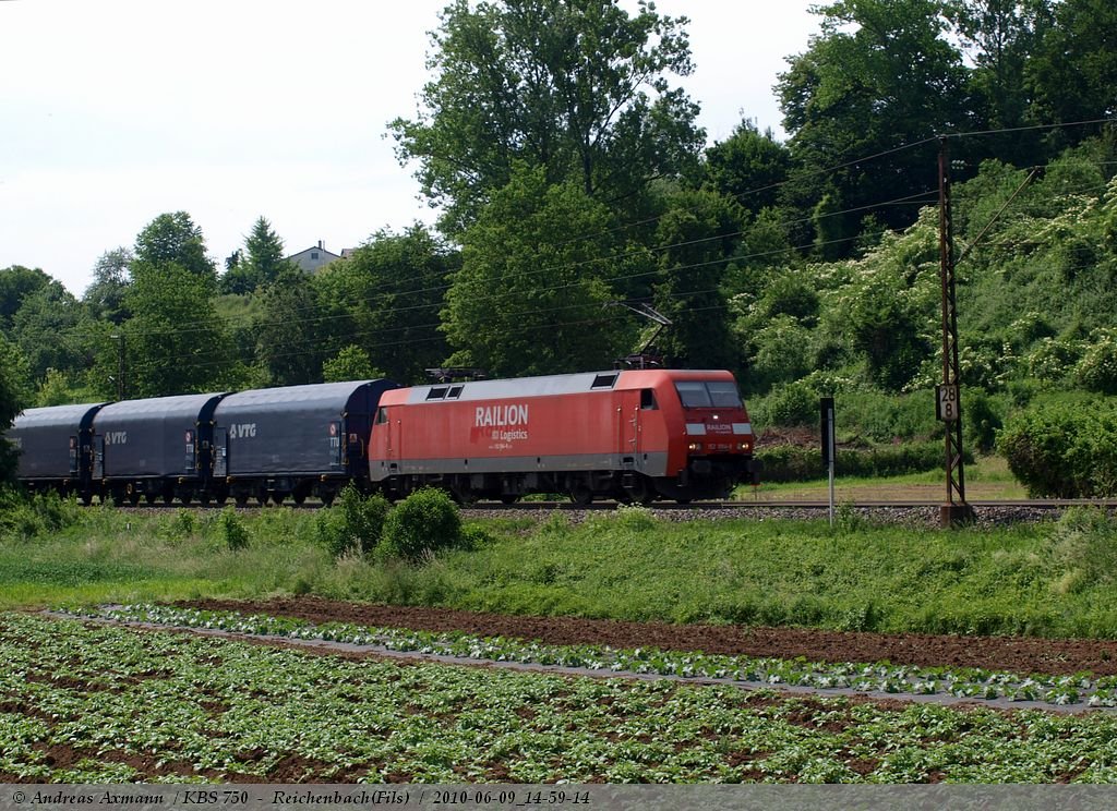 152 094-9 fhrt einen Zug von Schiebeplanenwagen vom Typ Sfhimmns-TTU von Stuttgart kommend in Richtung Mnchen hier bei Reichenbach/Fils. (09,06,2010)