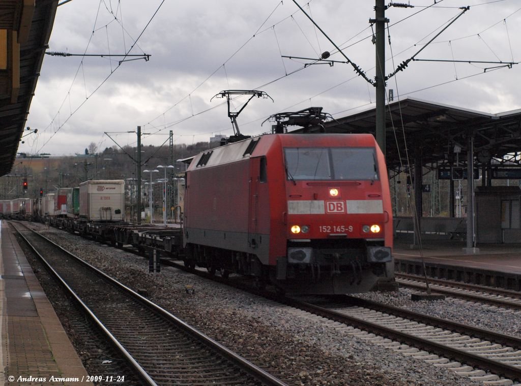 152 145 fhrt mit mit seinen Gtern Stuttgart zu. (24.11.2009)