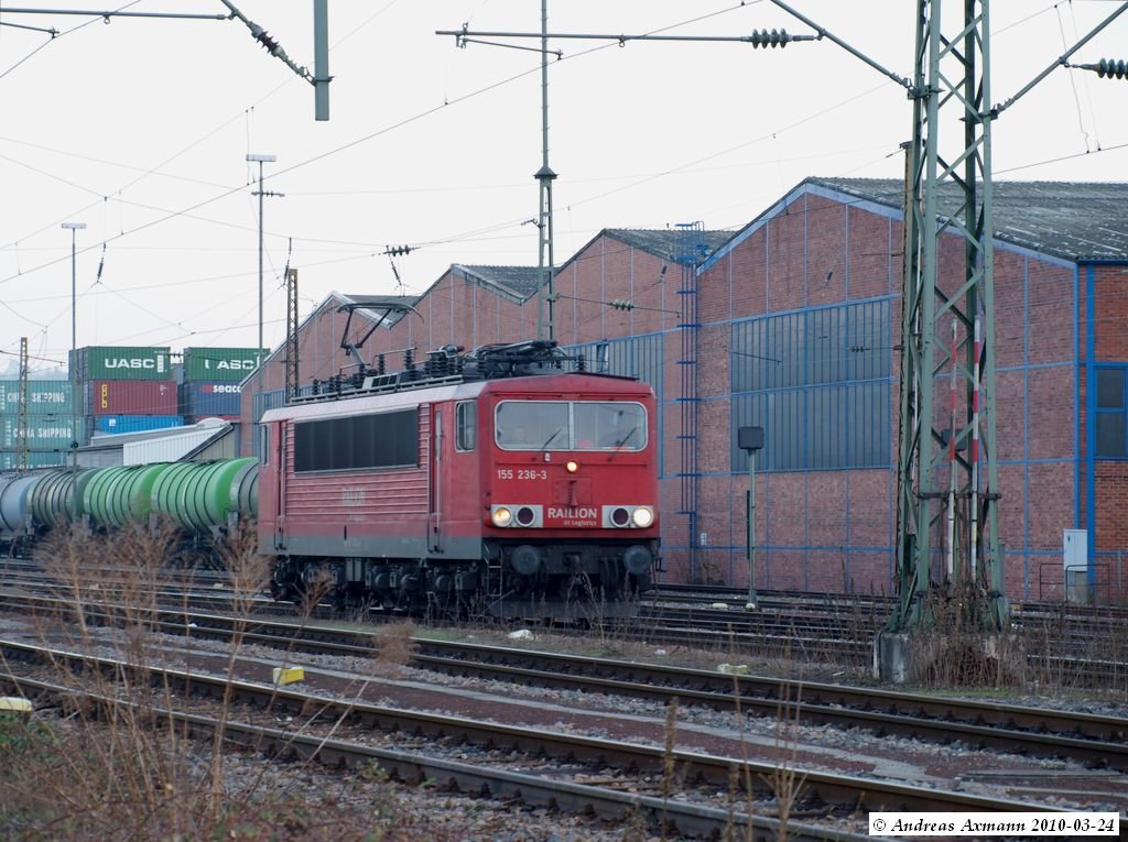 155 236-3 brachte einen Vollen Kesselwagenzug um 17:50 Uhr zum Stuttgarter Hafen-Umschlagbahnhof, rangiert nun vor einen lehren Kesselwagenzug um ihn fort zubringen. (24,03,2010)