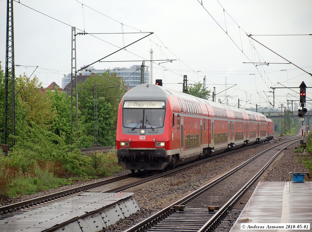 18:45 / In Schrittgeschwindigkeit fhrt RE 91713 mit 146 215-9 am Gleis 4 durch den Bf Untertrkheim nach Neu-Ulm. (01,05,2010)