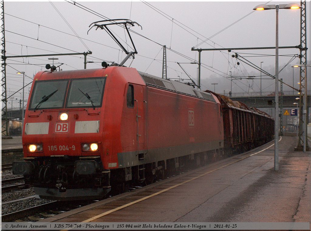185 004 fhrt nach mit Holz beladene Ealos-t-Wagenzug durch Plochingen in Richtung Mnchen. (25,01,2011)