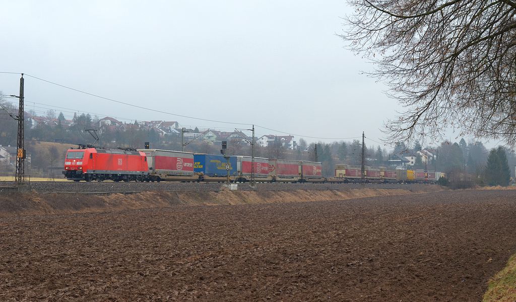 185 147 mit KLV durch Ebersbach/Fils in Richtung Stuttgart/Kornwestheim. (25,02,2012)