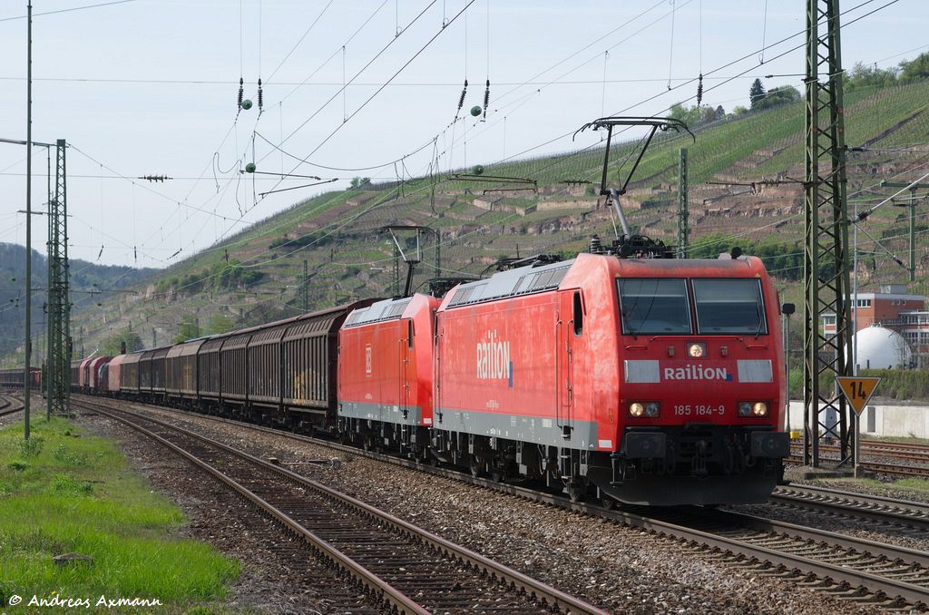 185 184 und 185 056 mit gemischten Gterzug 56201 und +990 durch Esslingen am Neckar in Richtung Mnchen. (27,04,2012)