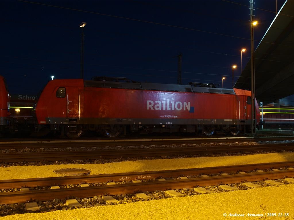 185 188-0 bernachtet auf Gleis 16 in Plochingen. (28.12.2009)