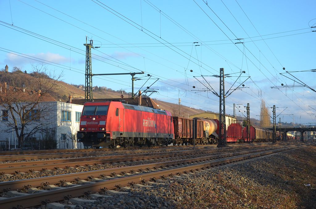 185 204 mit Gz durch Obertrkheim in Richtung Stuttgart/Kornwestheim. (25,02,2012) 