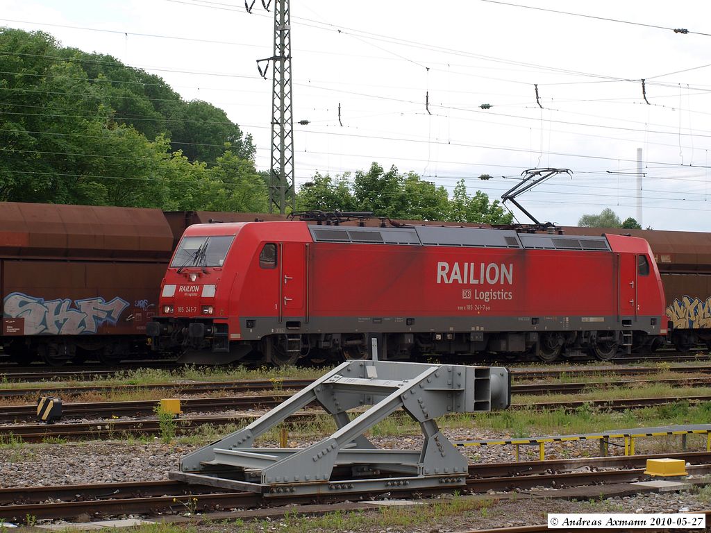185 241-7 hat einen vollen Fals-Zug mit Kohle fr das Kohlekraftwerk in Altbach gebracht und setzt nun um. (27,05,2010)