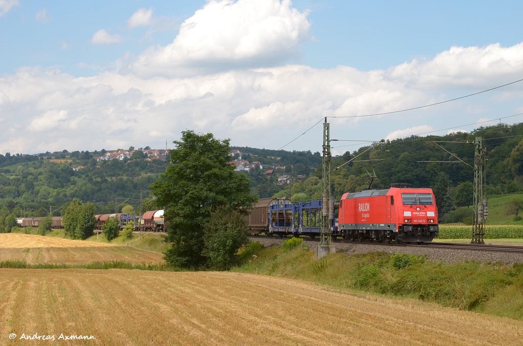 185 242 mit Gterzug durch Uhingen in Richtung Mnchen. (03,08,2012)