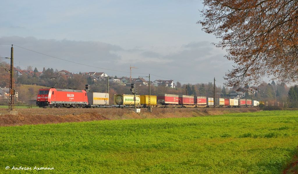185 260 mit KLV/Cntr. durch Ebersbach/Fils in Richtung Stuttgart/Kornwestheim. (26,11,2011)