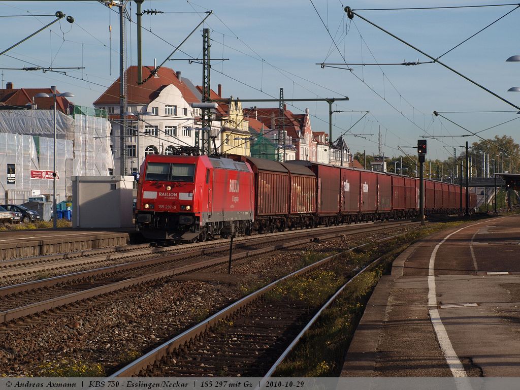 185 297-9 mit einem Gterzug durch Esslingen am Neckar. (29,10,2010)