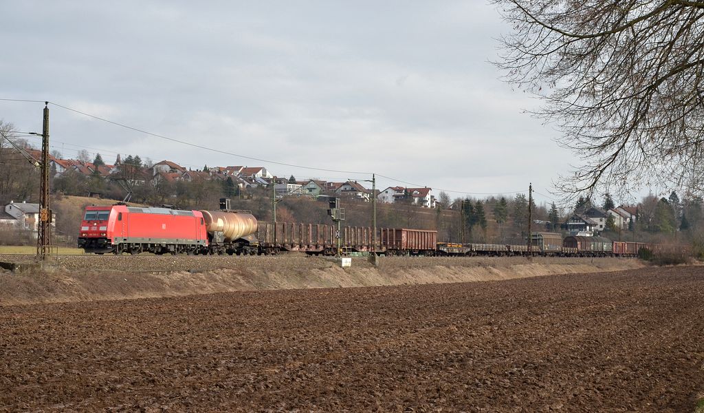 185 356 mit gemischtem Gterzug durch Ebersbach/Fils in Richtung Stuttgart/Kornwestheim. (18,02,2012)