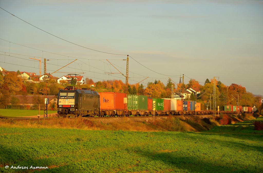 185 544 mit einem Containerzug in Richtung Stuttgart/Kornwestheim durch Ebersbach/Fils. (01,11,2011)