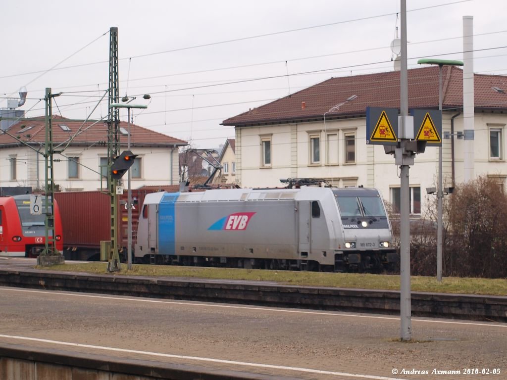 185 672-3 der EVB fhrt um 15:33 Uhr mit ihrer ladung zum Stuttgarter Hafen. (05,02,2010)
