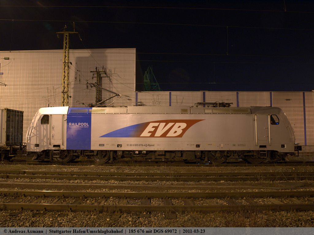 185 676 die fr Locon den DGS 69072 nach Bremen Grolland fhrt steht abfahrt-bereit im Stuttgarter Hafen/Umschlagbahnhof.  (23,03,2011)