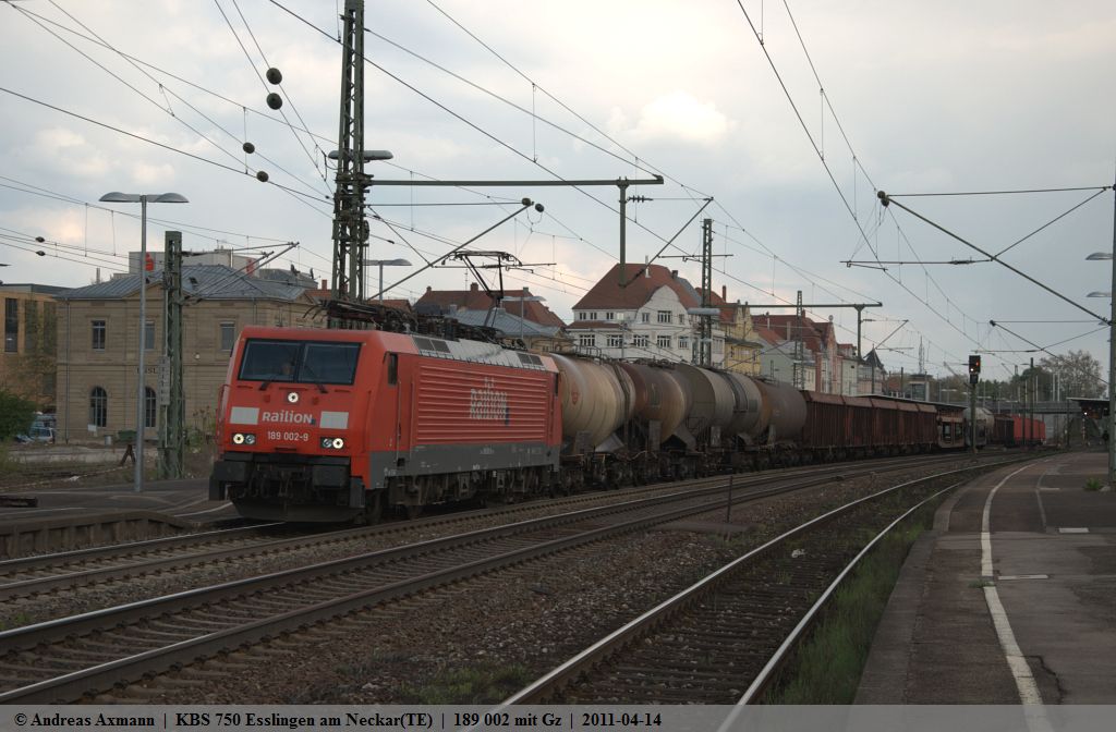 189 002 mit einem Gemischten Gterzug durch Esslingen am Neckar in Richtung Stuttgart. (14,04,2011)