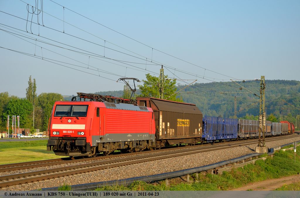 189 020 mit gemischten Gterzug auf dem Weg in Richtung Mnchen bei Uhingen. (23,04,2011)